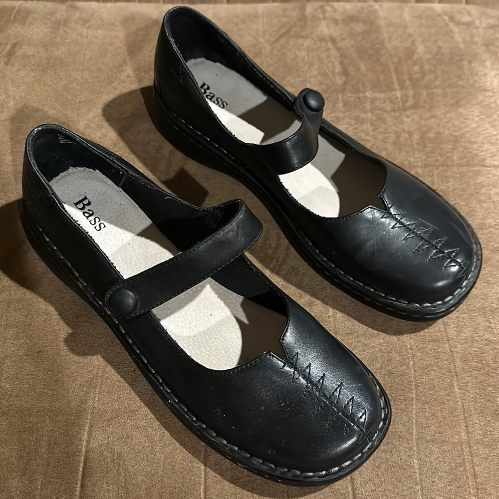 Like new Bass - Gretel. Mary-Jane style black leather shoes